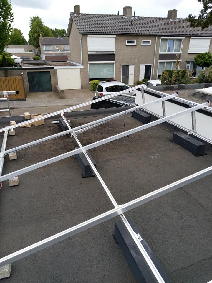 Aluminium frame op ballastblokken op een plat dak