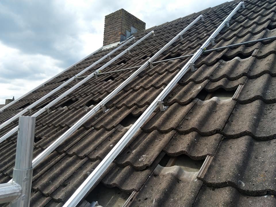 Dakhaken en aluminium rails gemonteerd onder de dakpannen