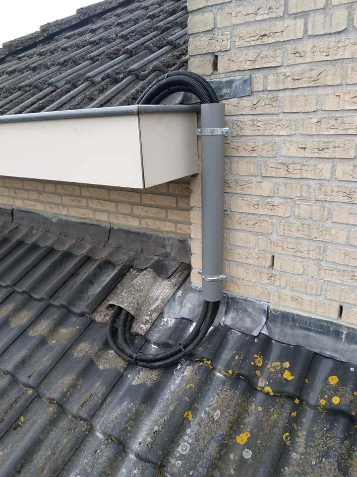 Kabeldoorvoer en leidingwerk netjes weggewerkt langs de gevel