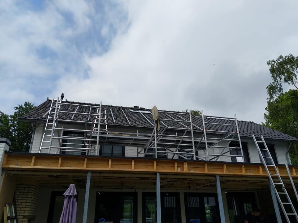 Steiger opgebouwd rond een nieuwbouwwoning voor de dakwerkzaamheden