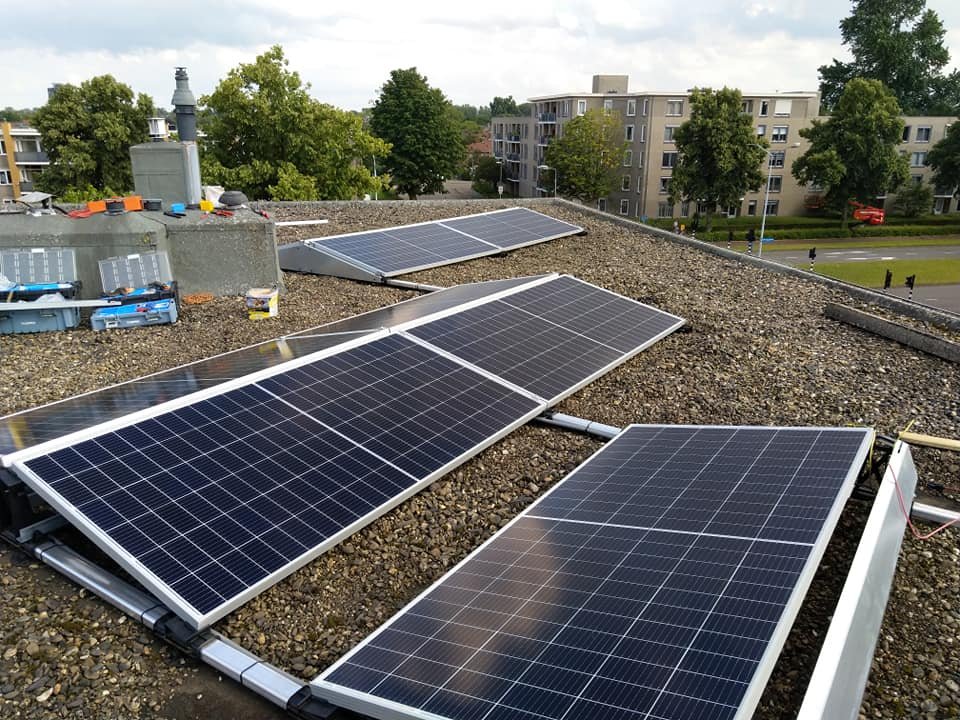 Ballastopstelling met drie rijen panelen op een grinddak