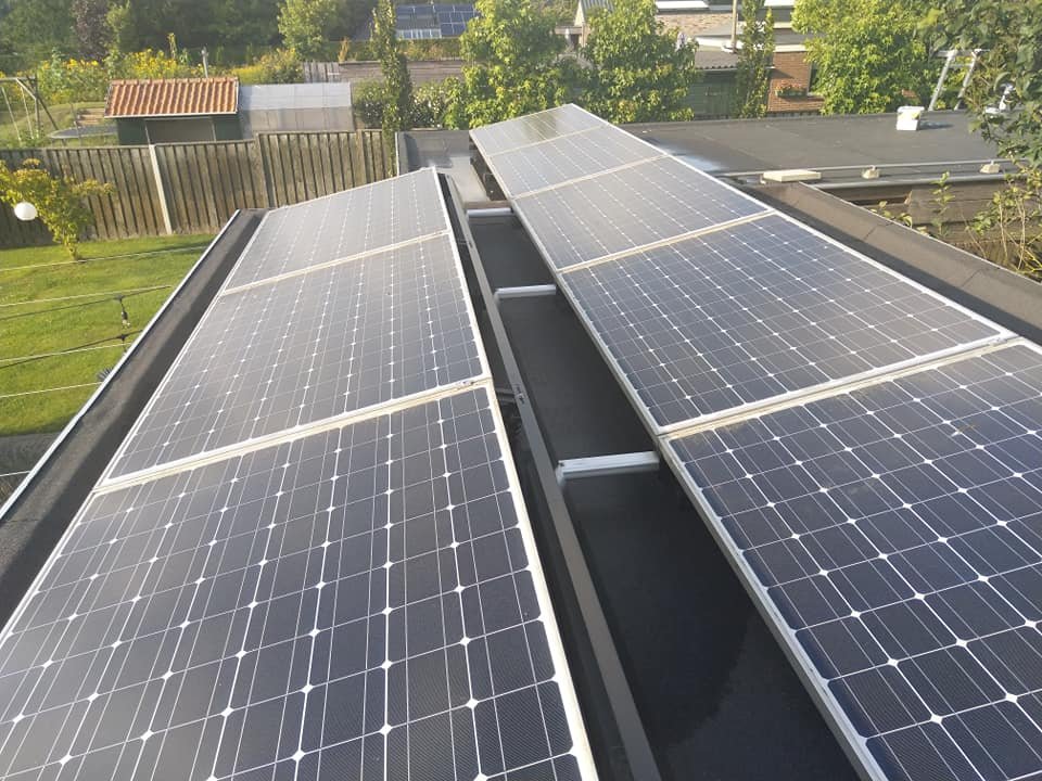 Oost-west opstelling met twee rijen zonnepanelen op een plat dak