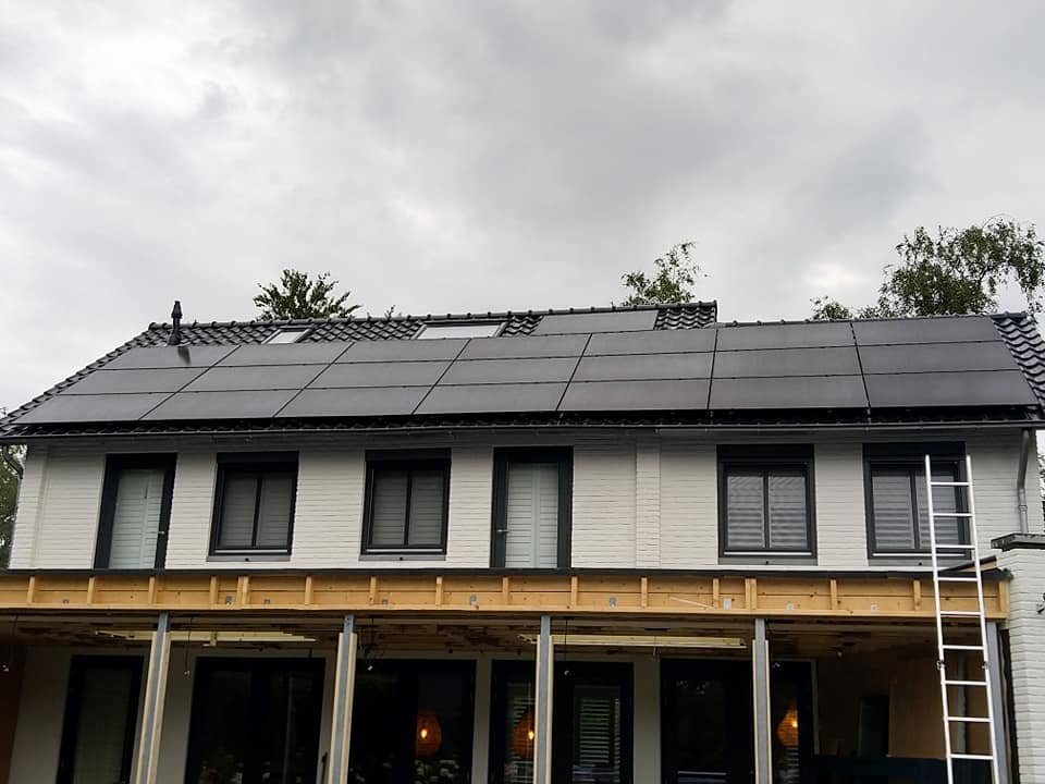 Woning met een volledig belegd dakvlak met full black zonnepanelen
