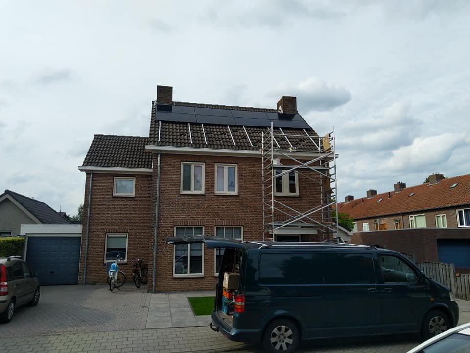 Woning met steiger tijdens de montage van zonnepanelen